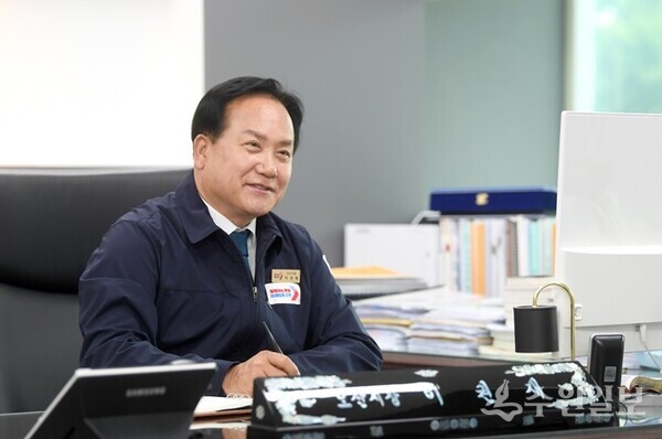 이권재 오산시장이 집무실에서 시정 현안을 점검하고 있다. (사진=오산시)