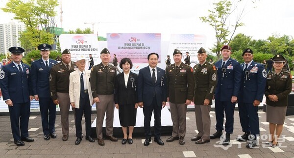 이권재 오산시장(오른쪽 6번째), 강정애 국가보훈부 장관(왼쪽 6번째), 션 크로켓 미8군 작전부사단장을 비롯한 미측 관계자들이 기념촬영을 하고 있다. (사진=오산시)