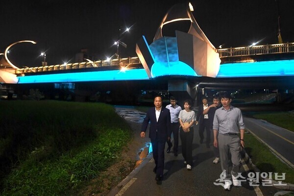 이권재 오산시장(왼쪽)이 관계공무원들과 함께 오산천변 교량의 야간경관상황을 점검하고 있다. (사진=오산시)