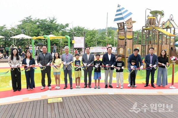 오색물놀이터 개장식에서 이권재 오산시장(오른쪽 6번쨰)을 비롯, 지역내빈과 어린이가 기념테이프를 자르고 있다. (사진=오산시)