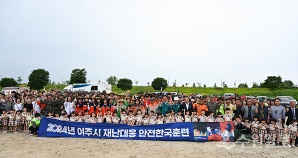 지난 5월 ‘풍수해 재난대응’ 상황을 가상해 시청 상황실과 연양동 남한강을 실시간 연계해 실시한 '2024년도 안전한국훈련' 참가자들이 기념촬영을 하고 있다. (사진=여주시) 