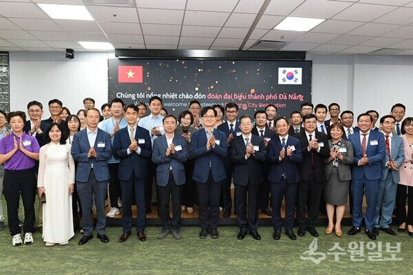 강성천 경과원장(앞줄 왼쪽에서 6번째)과 응우옌 반 꽝(Nguyen Van Quang) 베트남 다낭 당서기(앞줄 왼쪽에서 7번째)를 비롯한 양측 관계자들이 8일 판교 스타트업캠퍼스에서 정보기술, 소프트웨어 분야 상호협력을 위한 교류행사를 마친 후 기념촬영을 하고 있다. (사진=경과원)