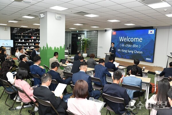 강성천 경과원장이 베트남 다낭 대표단을 맞아 환영사를 하고 있다. (사진=경과원)