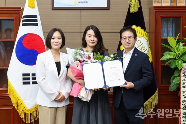 허경행 광주시의회 의장(왼쪽)이 '7월의 칭찬릴레이 칭찬공무원'으로 선정된 이정숙 초월읍 주민생활지원팀장(가운데)에게 칭찬공무원 증서를 수여한 뒤 이 팀장을 추천한 최서윤 의원(왼쪽)과 함께 기념촬영을 하고 있다. (사진=광주시의회)