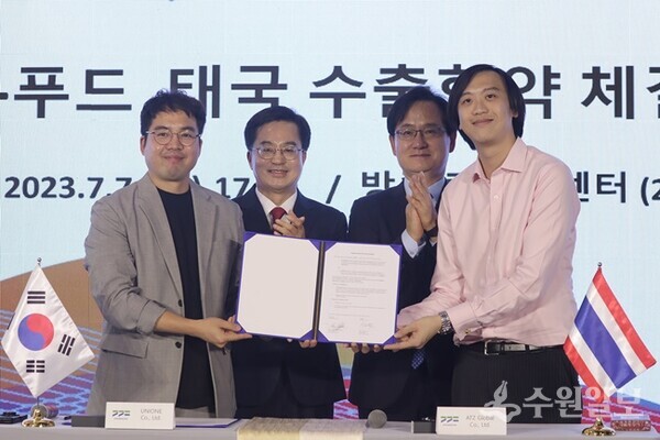 지난해 7월 7일 태국에서 개최된 G-FAIR 아세안+ K-Food 태국 수출 협약식에 김동연 경기도지사(왼쪽 두번쨰)와 강성천 경과원장(오른쪽 두번째)가 함께 하고 있다. (사진=경과원)