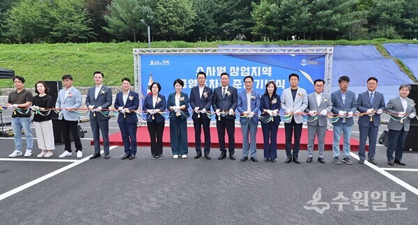 평택시 ‘소사벌 상업지역 공영주차장’ 준공식에서 정장선 평택시장(오른쪽 7번째)을 비롯, 지역 내빈, 주민 대표들이 기념테이프를 자르고 있다. (사진=평택시)