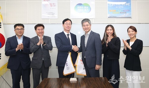 정명근 화성시장(왼쪽 세번째)이 11일 이영석 ASM 코리아 대표(오른쪽 세번째)와 인사를 나누고 있다. (사진=화성시)