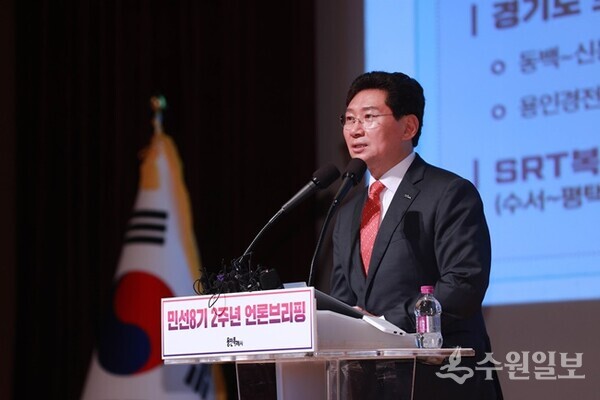 이상일 용인시장이 11일 시청 에이스홀에서 민선 8기 취임2주년 언론브리핑을 가지면서 시정 성과와 장기 발전 구성을 소개하고 있다. (사진=용인시)
