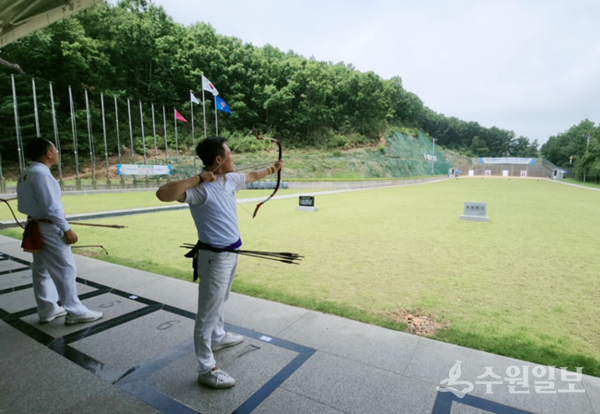 ‘제2회 강화군수기 17개 시․도 대표 궁도대회'에서 참가 선수가 기량을 겨루고 있다. (사진=강화군)