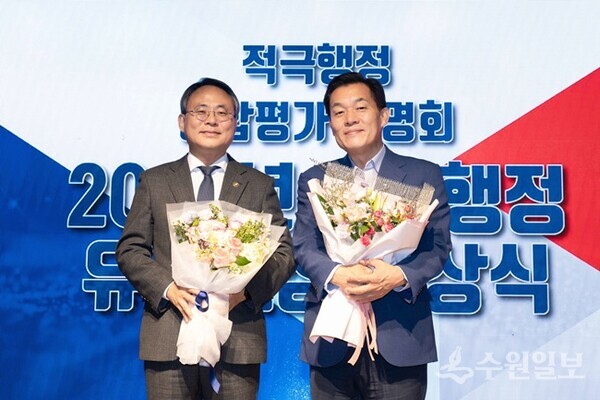 이재준 수원시장(오른쪽)이 수상 후 고기동 행정안전부 차관과 함께하고 있다. (사진=수원시)