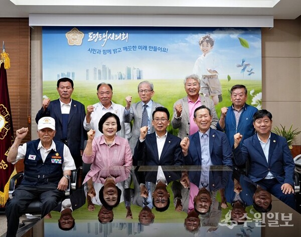 강정구 평택시의회 의장(앞줄 가운데)이 평택시 보훈협의회 9개 보훈단체장과 간담회를 가진 뒤 함께 기념촬영을 하고 있다. (사진=평택시의회)