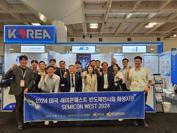 ‘2024 미국 세미콘웨스트 반도체 전시회’ 화성시 단체관 참가업체 관계자들이 기념촬영을 하고 있다. (사진=화성시)