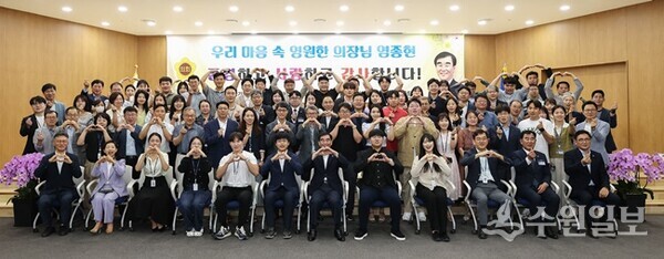 염종현 경기도의회 의장이 의회사무처 직원들과 기념촬영을 하고 있다. (사진=경기도의회)