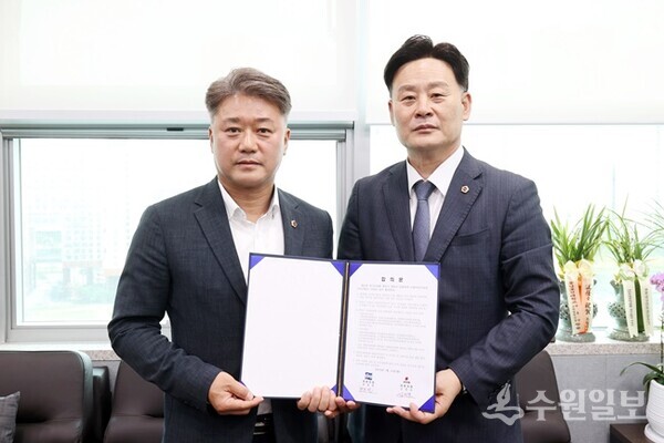 경기도의회 김정호 국민의힘 대표의원(왼쪽)과 최종현 더불어민주당 대표의원이 원구성 합의 후 기념촬영을 하고 있다. (사진=경기도의회)