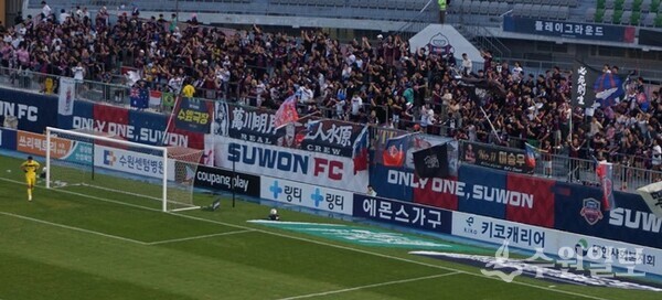 첫 골이 터지자 환호하는 수원FC 응원단 리얼크루. (사진=김우영)