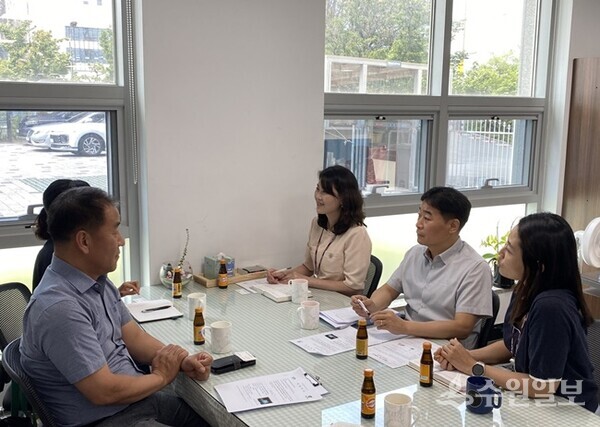 남양주시와 구리남양주교육지원청 관계자들이 관내 청소년들이 안전하게 전동킥보드를 이용할 수 있도록  실무협의를 하고 있다. (사진=남양주시)