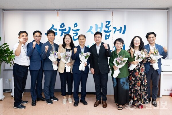 김현수 수원시 제1부시장(오른쪽 4번째)과 수원시 규제개혁위원회 신규 위원들이 기념촬영을 하고 있다. (사진=수원시)