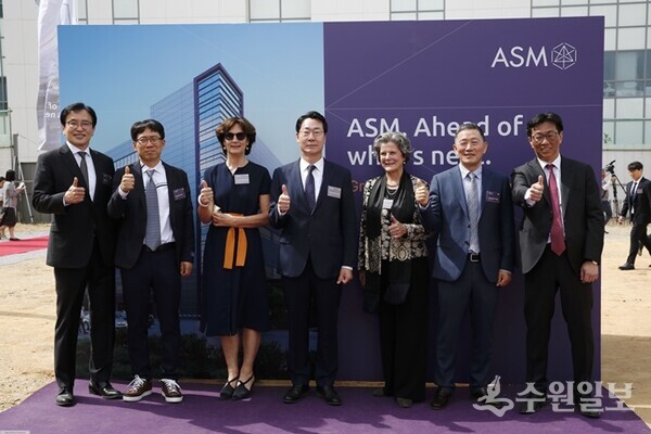 지난해 5월 24일 개최된 글로벌 반도체 장비기업 ASM 화성 제2캠퍼스 기공식에서 정명근 화성시장(가운데)이 관계자들과 함께 하고 있다. (사진=화성시)