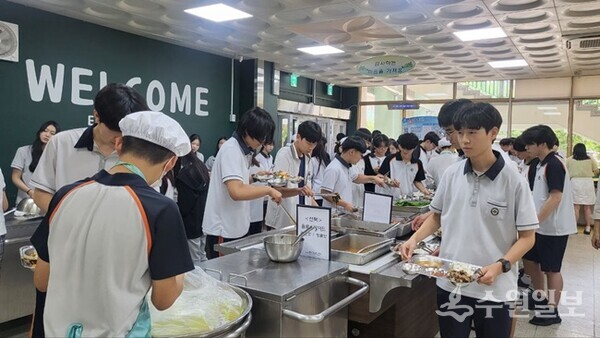 점심시간 학생들이 자율급식을 하고 있다.(사진=경기도교육청)