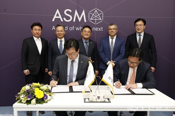 정명근 화성시장(왼쪽)이 지난 4월 24일 네덜란드 ASM 본사를 방문, 차세대 반도체 글로벌 핵심 도시 도약을 위한 업무협약서에 서명을 하고 있다. (사진=화성시)