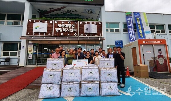 여주시 세종대왕면 지역사회보장협의체 관계자들이 17일 소외계층에 전달할 여름 이불 앞에서 기념촬영을 하고 있다. (사진=여주시 세종대왕면)