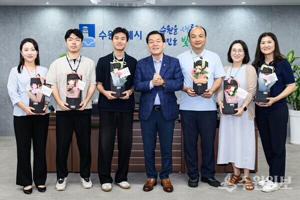 이재준 수원시장(가운데)이 친절왕 공무원들과 함께하고 있다. (사진=수원시)