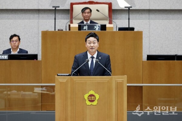 제11대 경기도의회 후반기 의장에 당선된 김진경 신임 의장이 당선소감을 밝히고 있다. (사진=경기도의회)