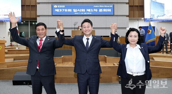 김진경 의장(가운데)이 새로 선출된 정윤경(오른쪽)·김규창 부의장과 함께 하고 있다. (사진=경기도의회)