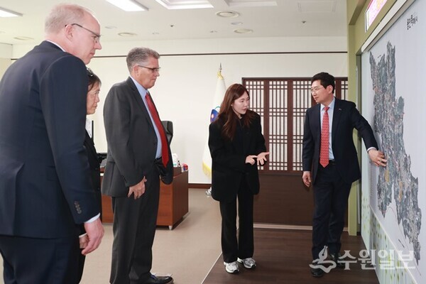 지난 2월 용인시를 방문한 윌리엄슨 카운티 관계자들에게 이상일 용인시장(오른쪽)이 시의 반도체 육성 정책을 소개하고 있다. (사진=용인시)