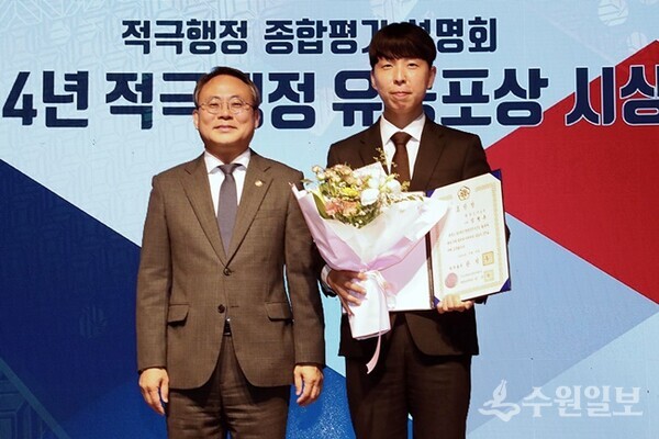 김정훈 화성도시공사 과장(오른쪽)이 행정안전부 적극행정 유공포상 시상식에서 국무총리 표창을 수상한 뒤 고기동 행정안전부 차관과 기념촬영을 하고 있다. (사진= HU공사)