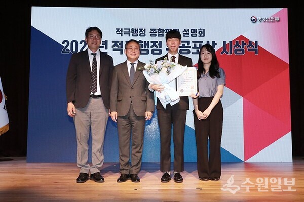 김정훈 화성도시공사 과장이 수상 후 고기동 행정안전부 차관, 화성도시공사 직원들과 함께 하고 있다. (사진= HU공사)