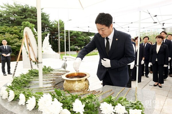 김진경 의장이 취임식 직후 수원시 현충탑에서 헌화·분향하고 있다. (사진=경기도의회)