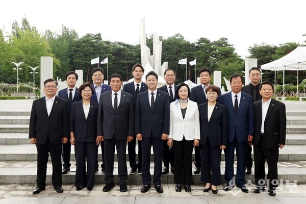 제11대 의회 후반기 의장단이 수원시 현충탑에서 헌화·분향 후 함께 하고 있다. (사진=경기도의회)