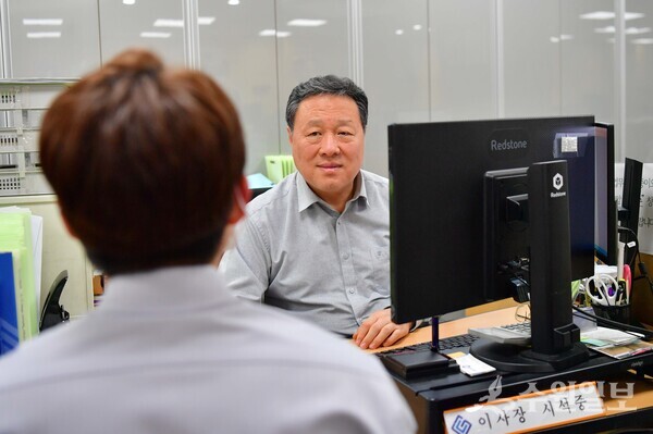 시석중 경기신보 이사장이 소상공인을 대상으로 컨설팅 상담을 하고 있다. (사진=경기신보)