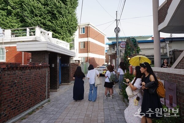 드라마 속 주인공이 살았던 집 앞에 몰려 있는 관광객들. (사진=김우영)