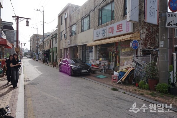드라마에 나온 화홍마트도 명소가 됐다. (사진=김우영)