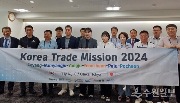 '2024년 경기북부 일본 시장개척단'에 참여한 기업과 주요 관계자들이 기념촬영을 하고 있다. (사진=경과원)