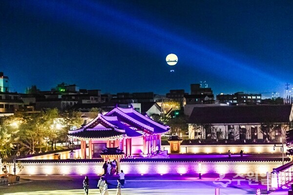매주 금~일요일 야간개장하고 있는 수원 화성행궁의 야경. (사진=수원시)