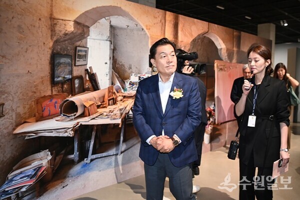이재준 수원시장이 수원시립미술관에서 올리비에 드브레 개인전을 관람하고 있다. (사진=수원시)