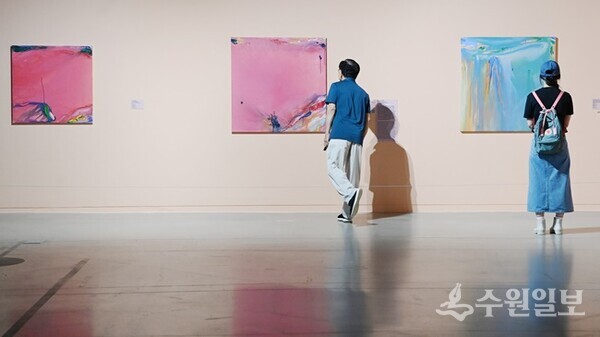 시민들이 수원시립미술관에서 진행 중인 올리비에 드브레 개인전 전시를 관람하고 있다. (사진=수원시)