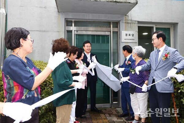 김성제 의왕시장(가운데)이 오전동 KT이자리에아파트경로당 개소식에서 노인회원들과 현판식을 갖고 있다. (사진=의왕시)