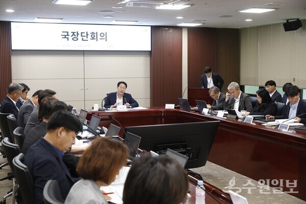 정명근 화성시장이 23일 시청 상황실에서 국장단회의를 주재하고 있다. (사진=화성시)