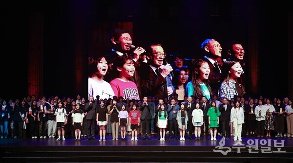 '제42회 대한민국연극제 용인' 폐막식에서 내빈 및 배우 등 참석자들이 함께 하고 있다. (사진=용인시)