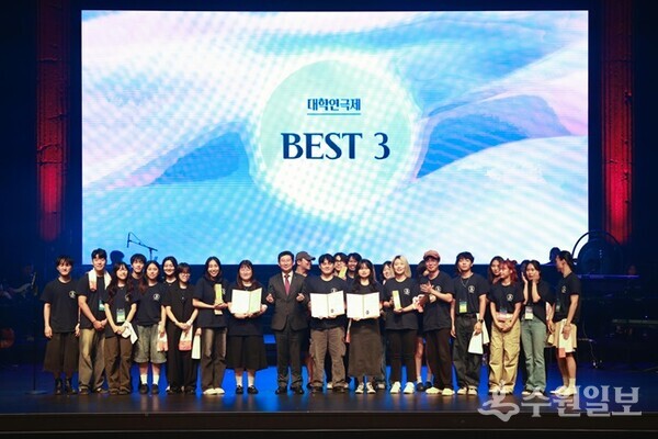 이상일 용인시장이 ‘제1회 대한민국 대학연극제’ 시상식에서 수상 대학팀들과 함께 하고 있다. (사진=용인시)