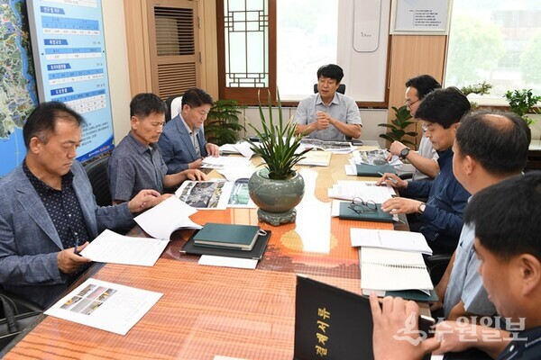 윤도영 강화군수대행(정면)이 강화관문 진입도로 경관개선계획 보고회를 주재하고 있다. (사진=강화군)