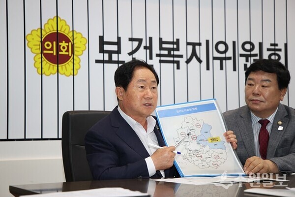주광덕 남양주시장(왼쪽)이 경기도의회 보건복지위원회를 방문, 경기동북부 공공의료원 남양주 유치의 당위성을 피력하고 있다. (사진=남양주시)
