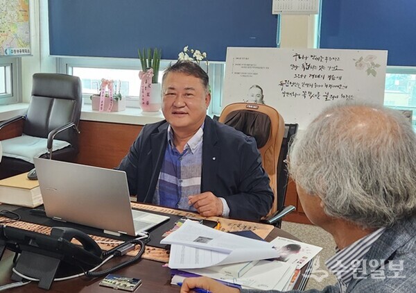 수원일보 김충영 논설위원과 인터뷰를 하는 김재옥 회장. (사진=수원일보) 