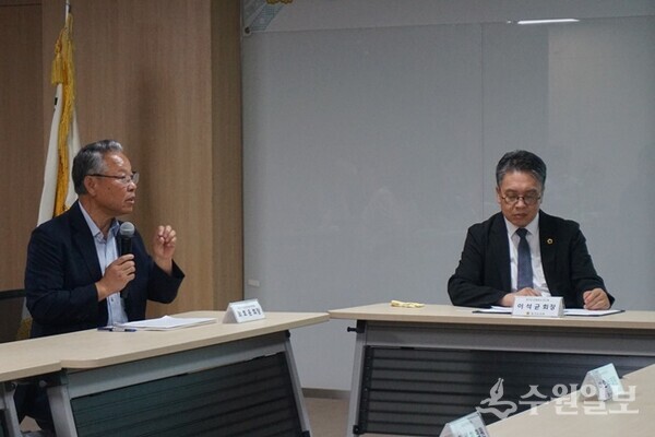 최호운 한국국가유산지킴이연합회 회장(왼쪽)과 이석균 도의원. (사진=수원일보)