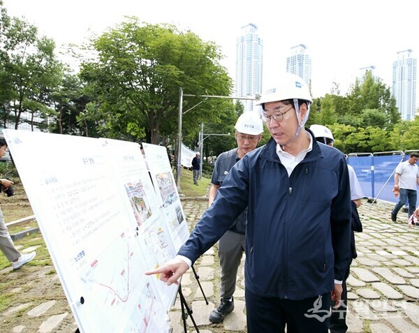 정명근 화성시장이 동탄인덕원선 11공구 실착공 현장에 들러 공사상황을 체크하고 있다. (사진=화성시)