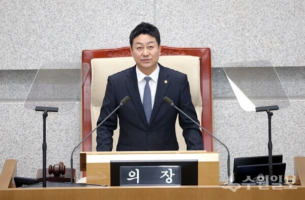 김진경 경기도의회 의장이 26일 ‘제376회 임시회 2차 본회의’에서 개회사를 하고 있다. (사진=경기도의회)